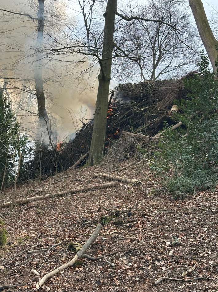 FW-Velbert: Flächenbrand an der Losenburger Straße