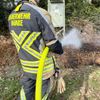 FW Hünxe: Vegetationsbrand nach Defekt am Strommast - Anwohner verhindern Ausbreitung