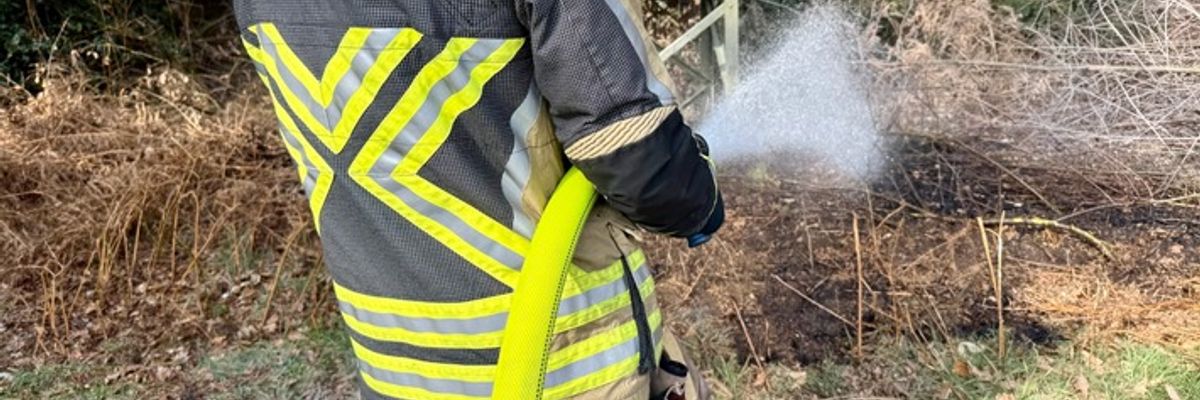FW Hünxe: Vegetationsbrand nach Defekt am Strommast - Anwohner verhindern Ausbreitung