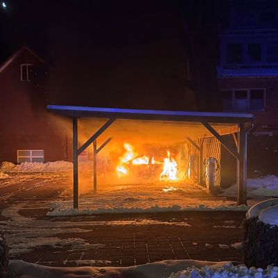 FW-AUR: Zeitgleich brennt PKW unter Holzcarport