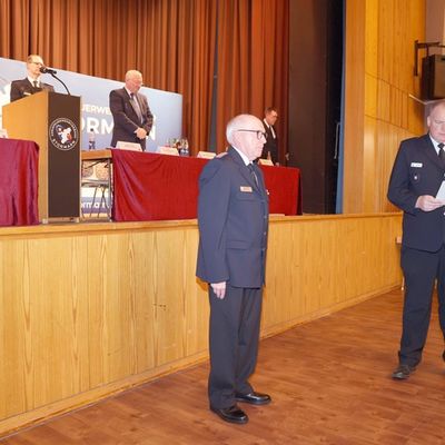 FW-Stormarn: Mitgliederversammlung: Thomas Proß von der Feuerwehr Poggensee mit dem deutschen Feuerwehr-Ehrenkreuz in Silber ausgezeichnet