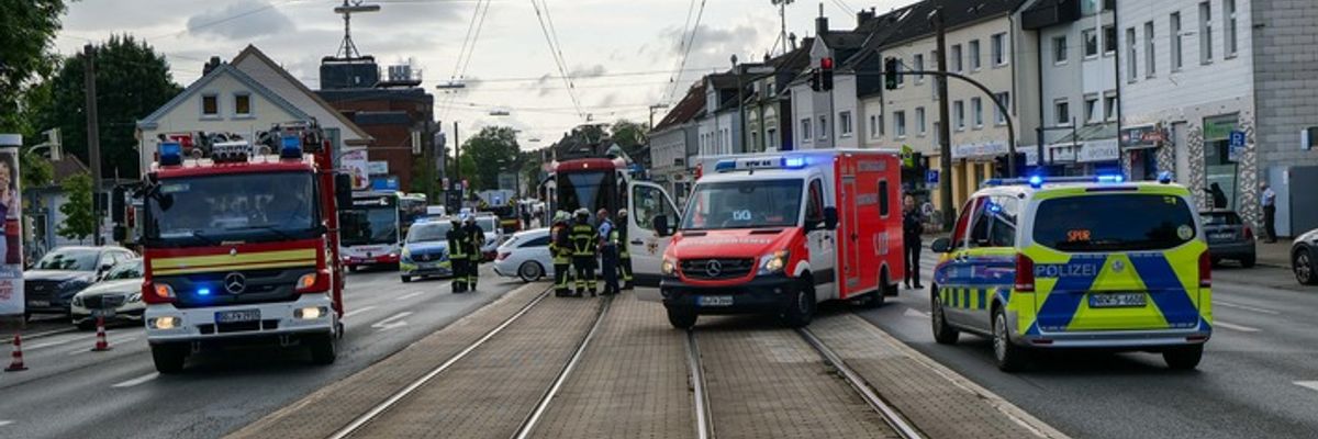 FW-DO: Verkehrsunfall zwischen Straßenbahn und PKW auf dem Wambeler Hellweg - eine Person schwer verletzt