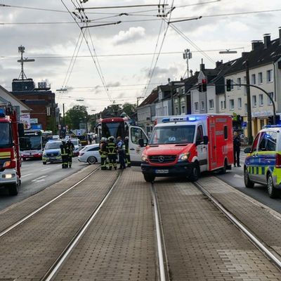 FW-DO: Verkehrsunfall zwischen Straßenbahn und PKW auf dem Wambeler Hellweg - eine Person schwer verletzt