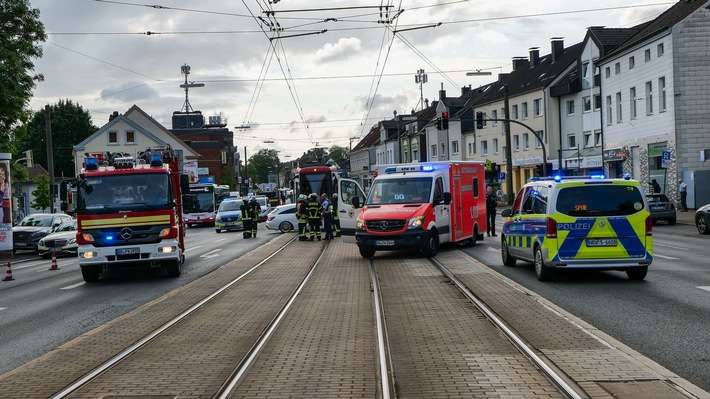 FW-DO: Verkehrsunfall zwischen Straßenbahn und PKW auf dem Wambeler Hellweg - eine Person schwer verletzt
