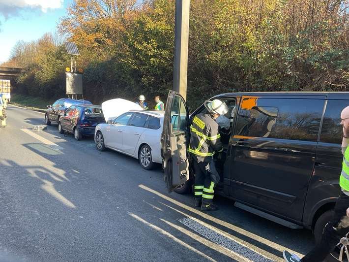 FW-DO: Verkehrsunfall auf der B236 mit vier PKW