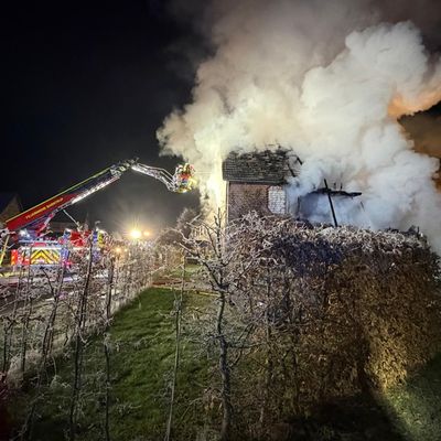FW Dörentrup: Explosion mit anschließendem Großbrand in Wohnhaus - eine Person tot aufgefunden