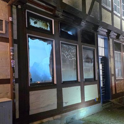 FW Celle: Gastronomieküche in historischen Altstadt in Vollbrand - mehrere Personen in Fachwerkhaus eingeschlossen!