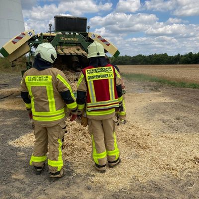FW Grevenbroich: Feuerwehr löscht Brand an Ballenpresse auf Stoppelfeld bei Gustorf