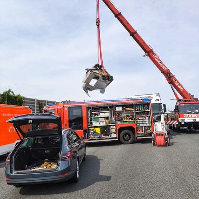 FW-OB: Zwei Verkehrsunfälle fordern Einsatz der Feuerwehr - Schwerer Unfall auf der A3 mit verletzten Pferden