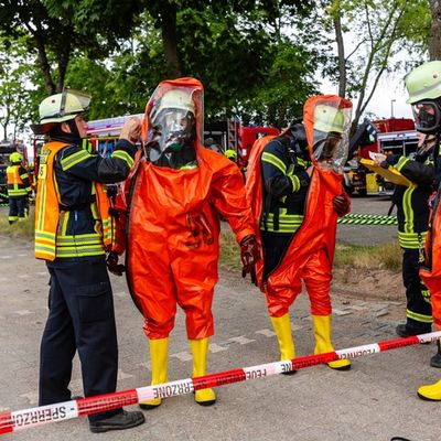 Feuerwehr MTK: "Red Tanker '25": 120 Einsatzkräfte proben Gefahrstofflage an der Heinrich-von-Kleist-Schule Eschborn