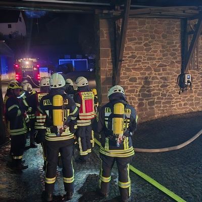 FW-OE: Brennt Hackschnitzelheizung - Mehrere Personen im Gebäude