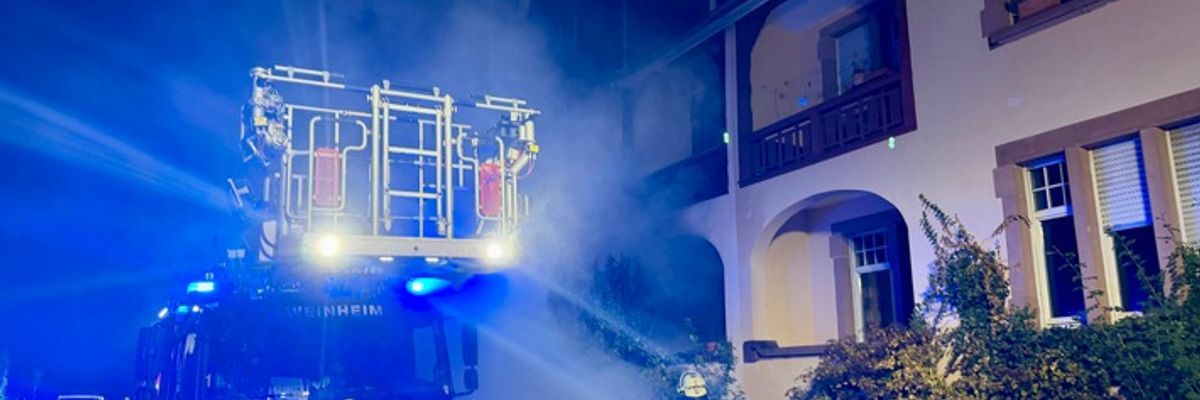 FW Weinheim: Erstinformation der Feuerwehr Weinheim Kellerbrand in Mehrparteienhaus in der Hildastraße