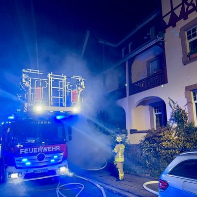 FW Weinheim: Erstinformation der Feuerwehr Weinheim Kellerbrand in Mehrparteienhaus in der Hildastraße