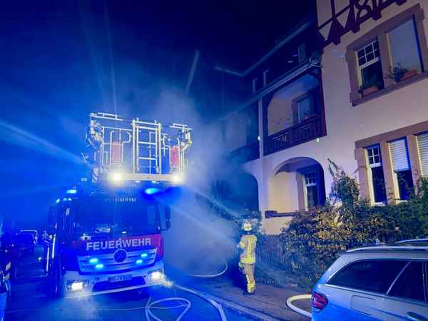 FW Weinheim: Erstinformation der Feuerwehr Weinheim Kellerbrand in Mehrparteienhaus in der Hildastraße
