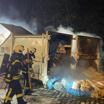 FW-MK: Müllpresse an der Eissporthalle in Brand geraten