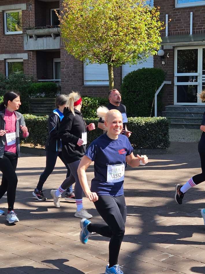 FW Dinslaken: Feuerwehr Dinslaken beim Stadtwerke Energy Run 2025