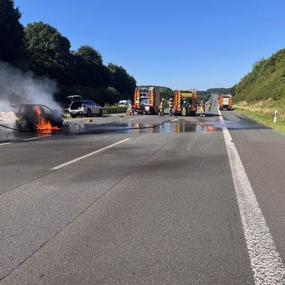 FW-EN: Verkehrsunfall auf der Autobahn - Fahrzeugbrand sorgt für Vollsperrung