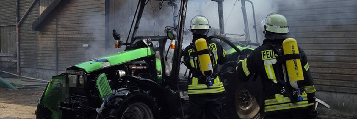 FFW Schiffdorf: Traktor fängt Feuer und brennt vollständig aus