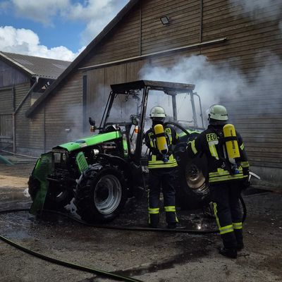 FFW Schiffdorf: Traktor fängt Feuer und brennt vollständig aus