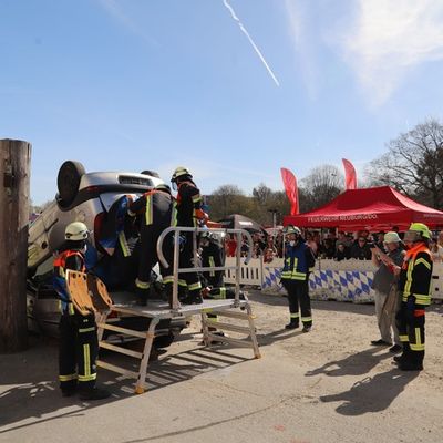 Feuerwehr Nürnberg: Auftaktveranstaltung des 150. Jubiläums der Berufsfeuerwehr Nürnberg bei bestem Wetter - Erste offene Bayerische Meisterschaften in der Unfallrettung in Nürnberg