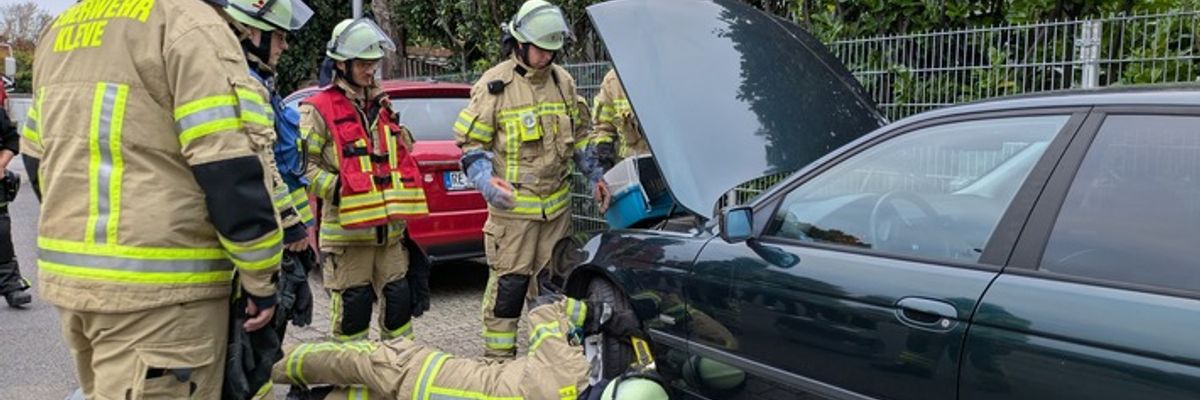FW-KLE: Feuerwehr befreit Katze aus Motorraum