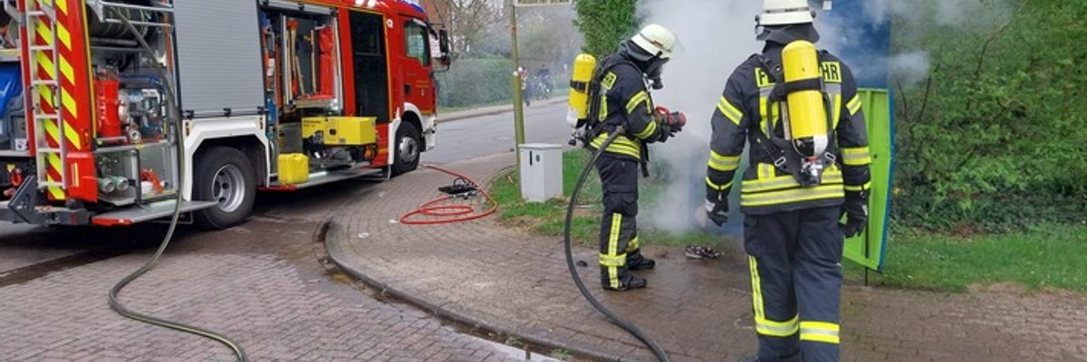 FFW Schiffdorf: Brennender Kleidercontainer sorgt für Einsatz der Feuerwehr