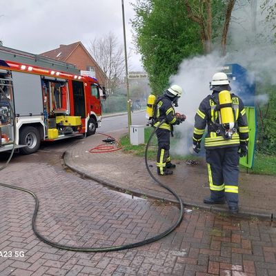 FFW Schiffdorf: Brennender Kleidercontainer sorgt für Einsatz der Feuerwehr