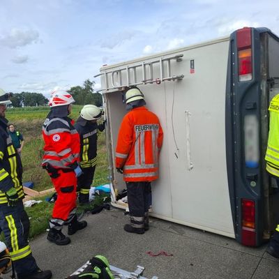 FW-ROW: Verkehrsunfall mit Wohnmobil auf der BAB 1 - Eine Person durch Feuerwehr gerettet