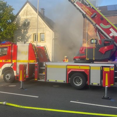 FW Grevenbroich: Feuer in Elsen - Feuerwehr verhindert Übergreifen auf Wohnhaus