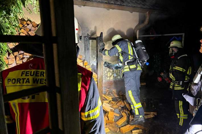 FW Porta Westfalica: 24.12.2025 - Costedt: Brand an Heiligabend kann schnell gelöscht werden.