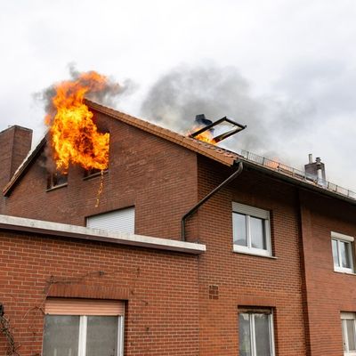 FW Porta Westfalica: 25.03.2026 - Dachstuhlbrand in Eisbergen / Bäckerei betroffen