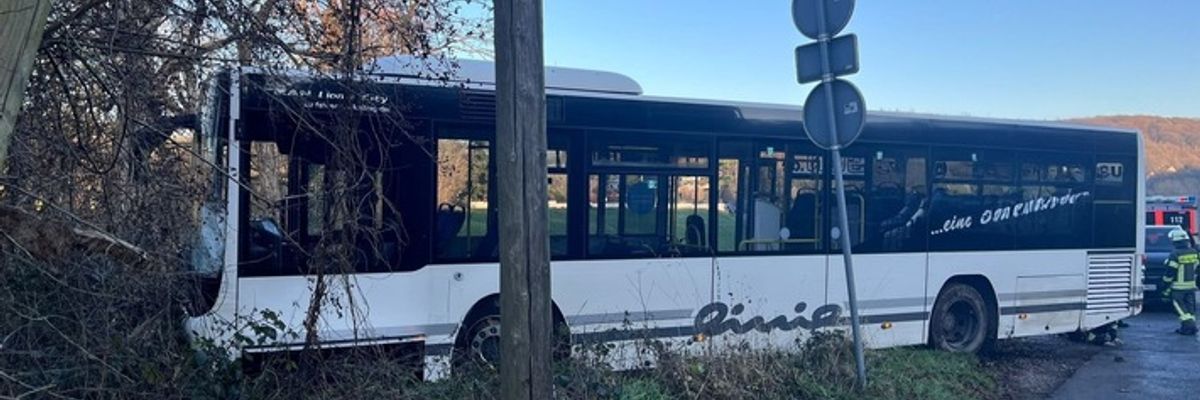 FW-EN: Wetter - zwei kleinere Hilfeleistungseinsätze sowie ein Verkehrsunfall mit Linienbus