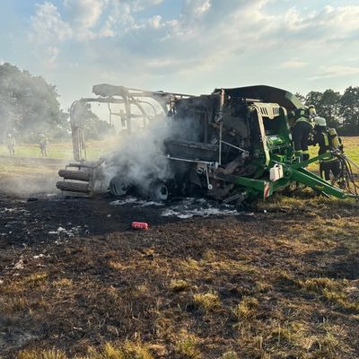 FW-ROW: Presse auf Feld in Vollbrand