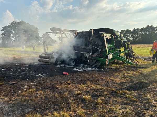 FW-ROW: Presse auf Feld in Vollbrand