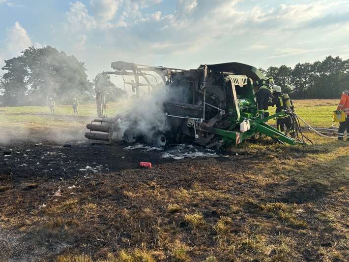 FW-ROW: Presse auf Feld in Vollbrand