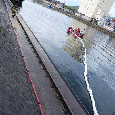 FW Stuttgart: Ölunfall auf dem Neckar - Defekt an einer Hydraulikleitung an einem Bagger - Ölfilm auf dem Neckar - Feuerwehr dämmt Gefahrstoffaustritt ein