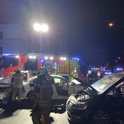 FW Paderborn: Verkehrsunfall mit zwei beteiligten Pkw an der Riemekestr.