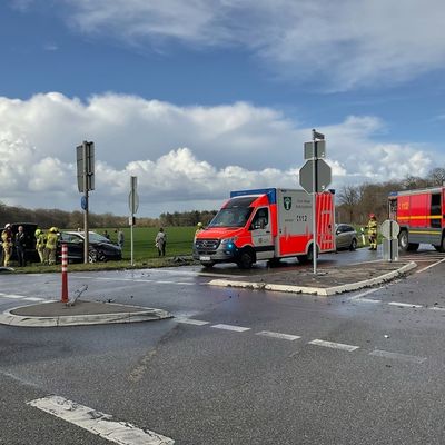 FW Alpen: Verkehrsunfall im Kreuzungsbereich mit zwei Hochvoltfahrzeugen