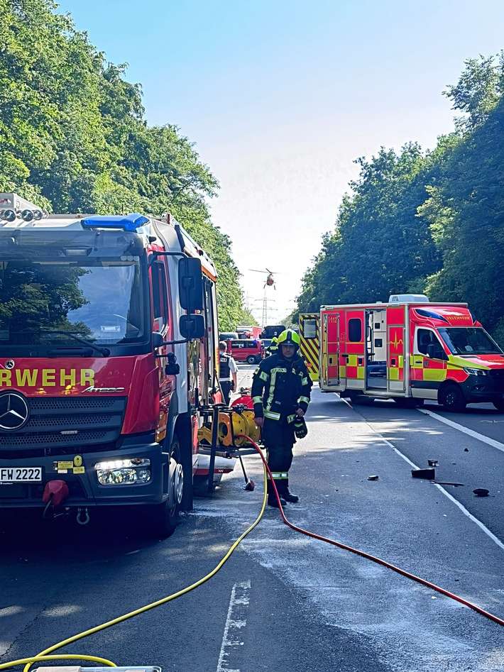 FW Bergheim: Zwei Verletzte nach Verkehrsunfall auf Bundesstraße 477 bei Bergheim Frontalzusammenstoß zwischen zwei PKW