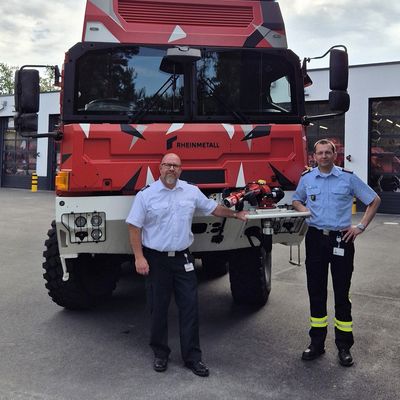 FW Südheide: Werkfeuerwehr Rheinmetall stellt zweites geschütztes Großtanklöschfahrzeug in Dienst