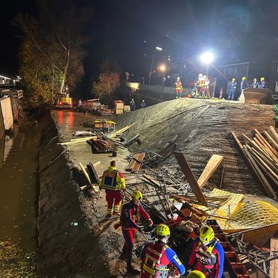 FW-OE: Starke Regenfälle sorgen für Großeinsatz an der Ruhr-Sieg-Strecke in Altenhundem