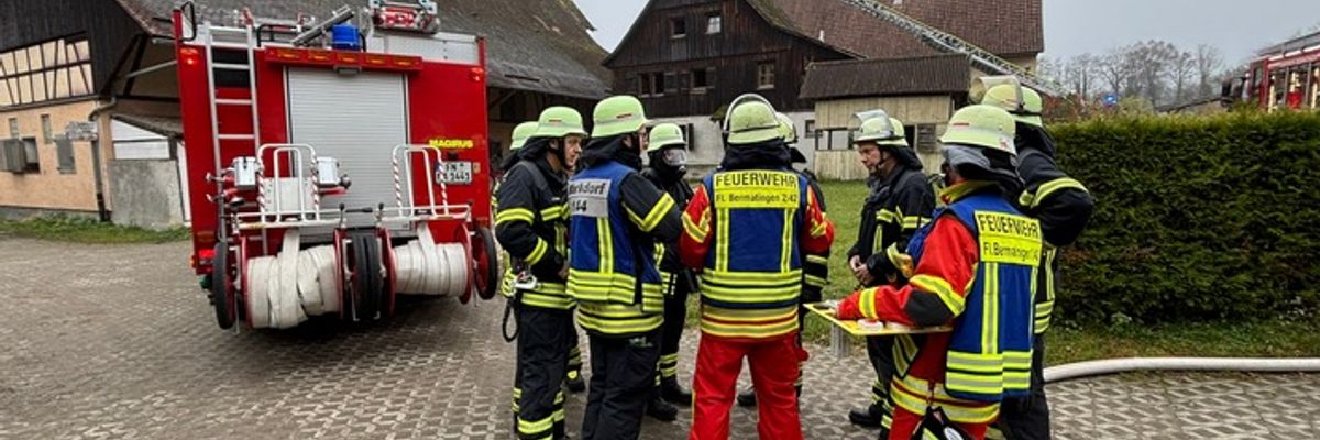 KFV Bodenseekreis: Großer Feuerwehreinsatz wegen Schwelbrand in Wiggenweiler