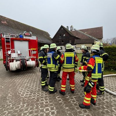 KFV Bodenseekreis: Großer Feuerwehreinsatz wegen Schwelbrand in Wiggenweiler