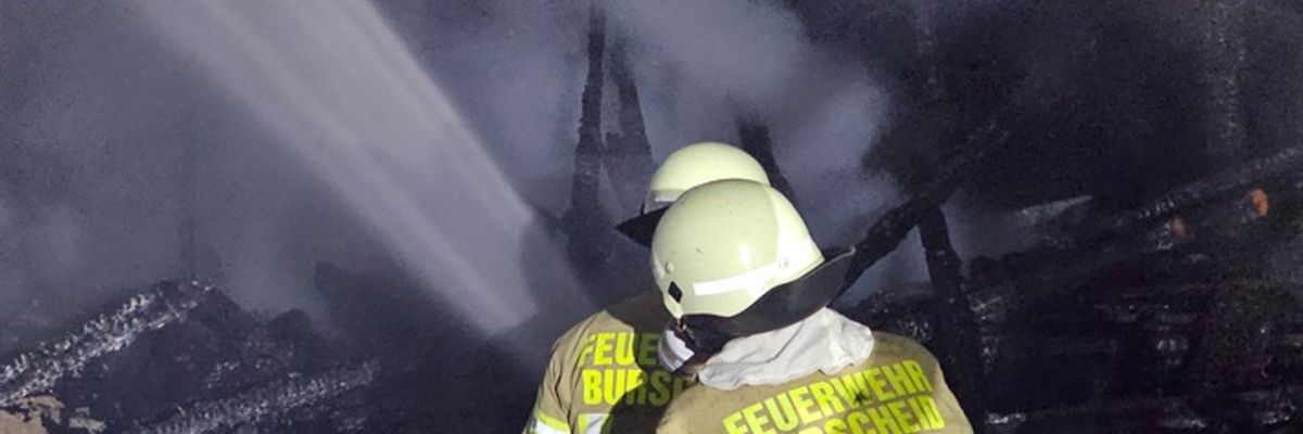 FW Burscheid: Schuppen brennt - Feuerwehr verhindert Ausbreitung des Feuers auf Wohngebäude