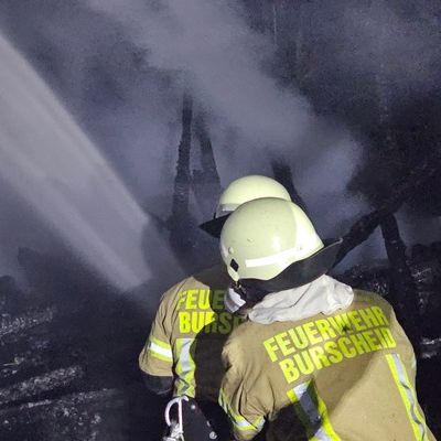 FW Burscheid: Schuppen brennt - Feuerwehr verhindert Ausbreitung des Feuers auf Wohngebäude