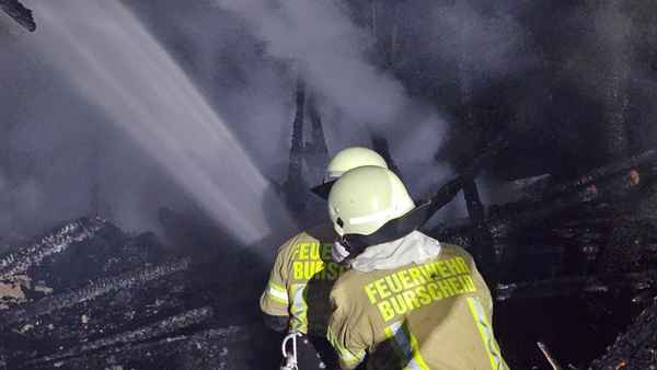 FW Burscheid: Schuppen brennt - Feuerwehr verhindert Ausbreitung des Feuers auf Wohngebäude