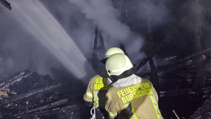 FW Burscheid: Schuppen brennt - Feuerwehr verhindert Ausbreitung des Feuers auf Wohngebäude