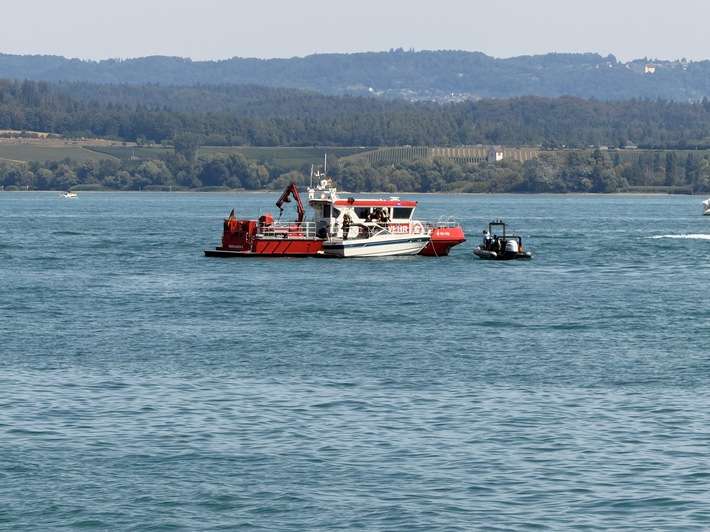 FW Konstanz: Bootsbrand bei der Insel Mainau