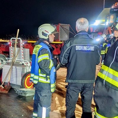 FW-EN: Schwerer Verkehrsunfall auf der BAB 43 & Umweltschutzeinsatz durch Hydraulikproblem an Schwertransporter