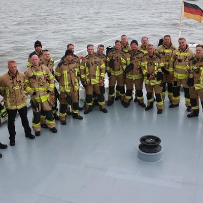 FW Bremerhaven: Schiffsbrandbekämpfungsübung auf der Nordsee